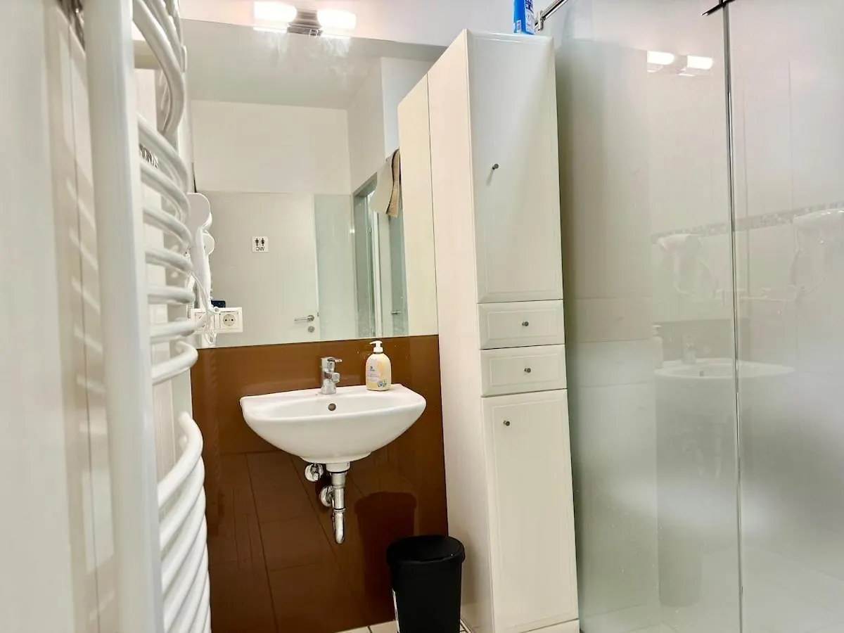 130 M2 Stylish 4 Bedroom Apartment With Balcony Vienna