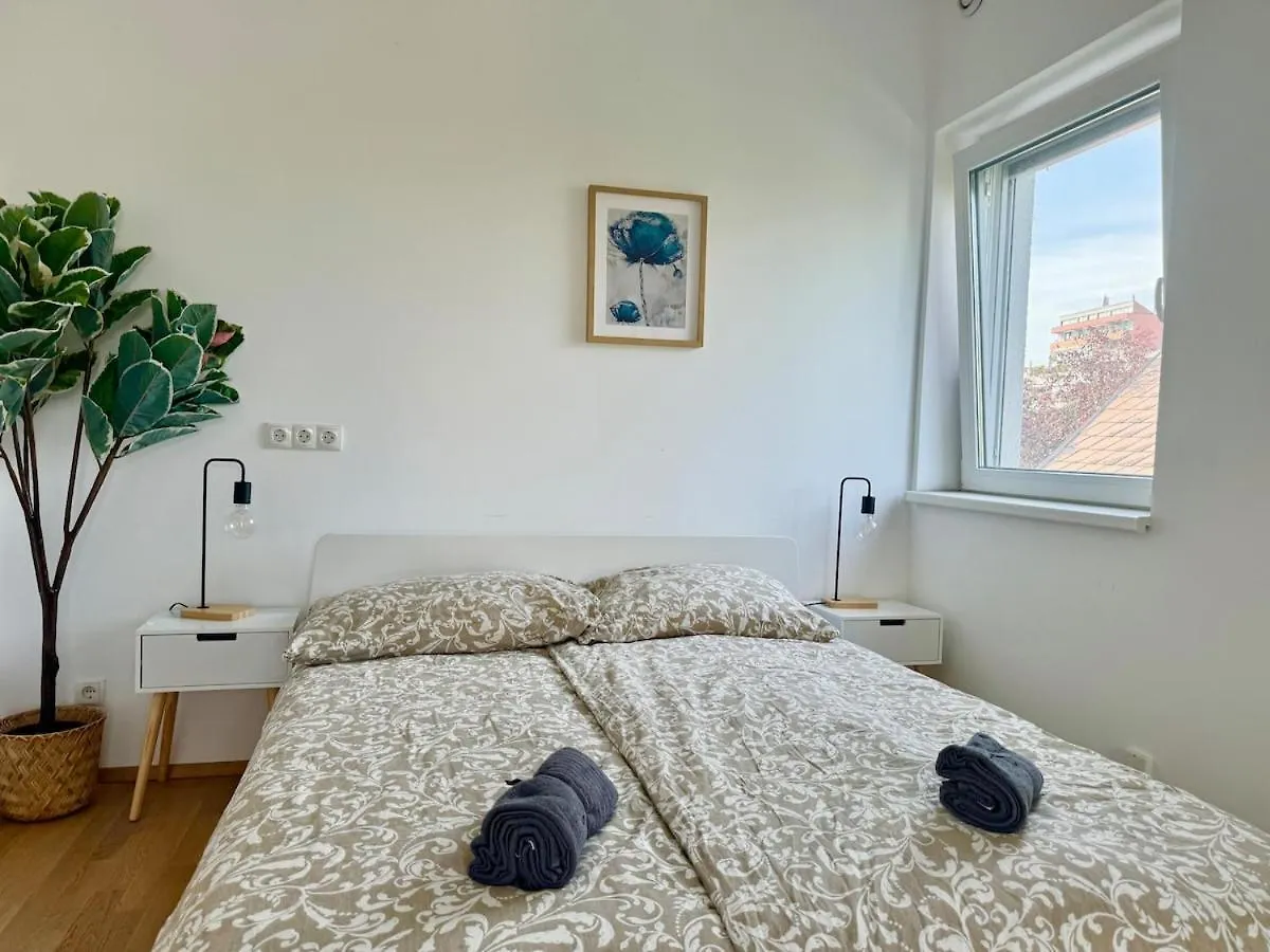 130 M2 Stylish 4 Bedroom Apartment With Balcony Vienna